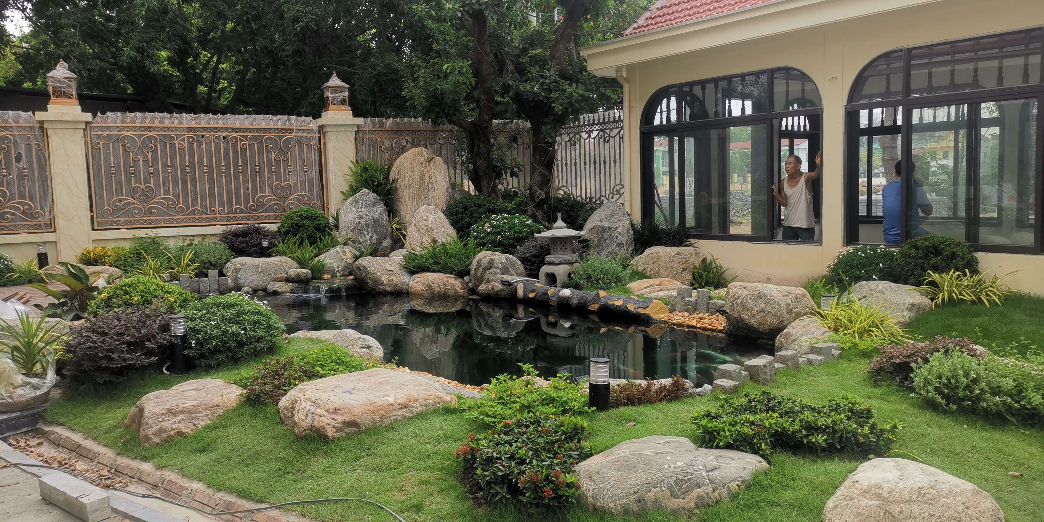 Hồ cá Koi đẹp tự nhiên