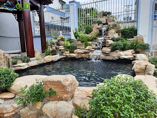 Tiểu cảnh hồ cá koi sân vườn đẹp mắt được nhiều người yêu thích